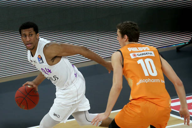 更在整个足 更在整个足